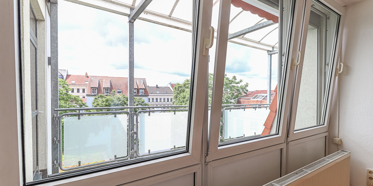 Wohnzimmer Fenster mit Blick zum Laubengang